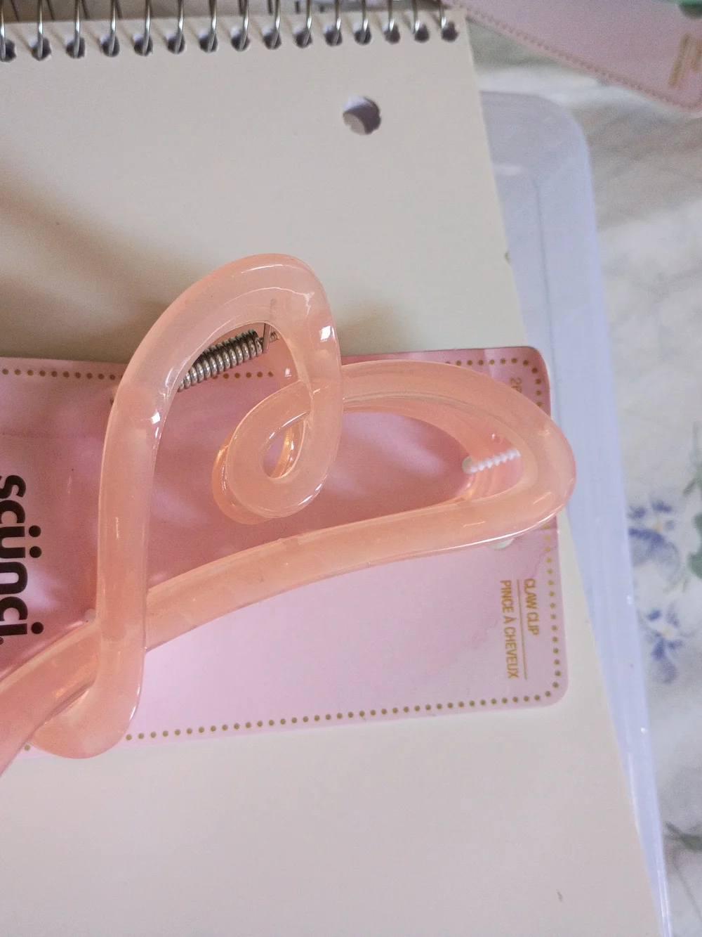 scünci blush pink oversized hair claw clip